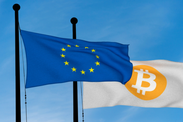 ▲European flag and Bitcoin Flag waving over blue sky (digitally generated image) (게티이미지뱅크)