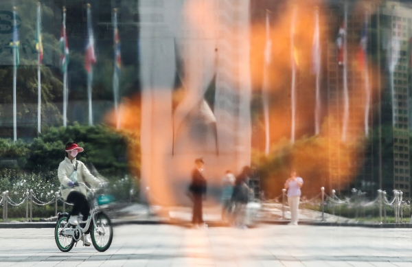 ▲ On the morning of August 21 last year, when a heat wave warning was issued in Seoul and the metropolitan area, citizens are distorted by the heat of the torch installed at the Peace Gate of Olympic Park in Songpa-gu, Seoul.  (Newsis)
