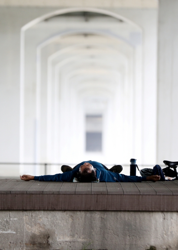 ▲On the morning of August 7 last year, after the heat wave, a citizen is lying on a bench under the southern end of Hannam Bridge to cool off from the heat at Jamwon Hangang Park in Seocho-gu, Seoul.  (Newsis)
