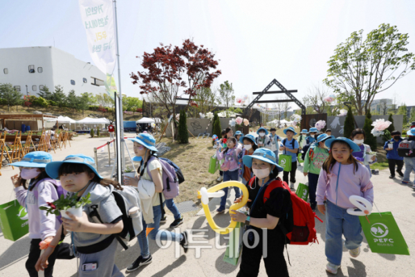 ▲21일 서울 강서구 서울식물원에 조성된 'KAC 열린 놀이공간-거인의정원'에서 아이들이 정원을 둘러보고 있다. 조현호 기자 hyunho@