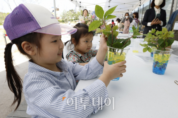 ▲21일 서울 강서구 서울식물원에 조성된 'KAC 열린 놀이공간-거인의정원'에서 아이들이 식물 꾸미기 체험을 하고 있다. 조현호 기자 hyunho@