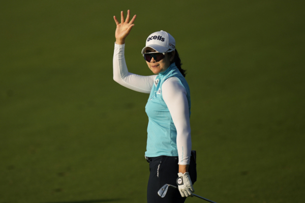 ▲김아림이 LPGA 투어 셰브런 챔피언십 2라운드 9번 홀 경기를 마친 후 갤러리에 인사하고 있다.  AP연합뉴스