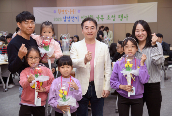 ▲장덕현 삼성전기 사장이 임직원 가족 초청행사 참가자들과 기념사진을 촬영하고 있다. (사진제공=삼성전기)