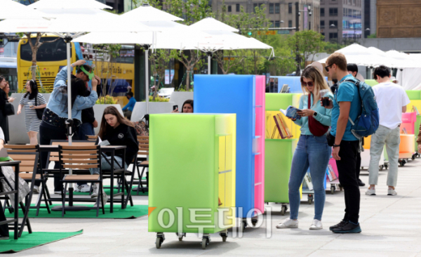 ▲ On the 23rd, World Book Day, a foreign tourist visiting Gwanghwamun Square in Seoul reads a book.  From this day to November, the city of Seoul operates the 'Gwanghwamun Bookyard' and 'Seoul Plaza for Reading' at Gwanghwamun Square and Seoul Plaza, respectively.  Reporter Taehyun Shin holjjak@
