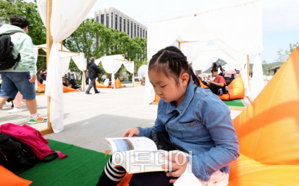 ▲ On the 23rd, World Book Day, citizens who visited Gwanghwamun Square in Seoul are reading books.  From this day to November, the city of Seoul operates the 'Gwanghwamun Bookyard' and 'Seoul Plaza for Reading' at Gwanghwamun Square and Seoul Plaza, respectively.  Reporter Taehyun Shin holjjak@