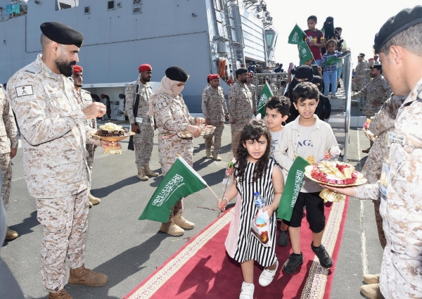 ▲사우디아라비아 왕실 해군들이 22일(현지시간) 수단에서 대피해 사우디아리비아 제다에 도착한 자국민과 외국인들을 환영하고 있다. 제다/로이터연합뉴스 
