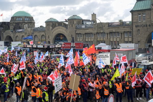 ▲독일 함부르크의 한 항구에서 3월 27일(현지시간) 독일 베르디 노조 소속 조합원들이 임금 인상을 요구하는 시위를 벌이고 있다. 함부르크(독일)/로이터연합뉴스