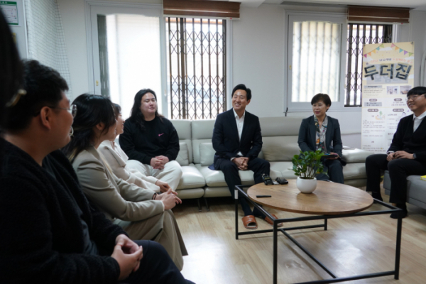 ▲오세훈 서울시장이 24일 고립･은둔청년들의 활동 공간인 ‘두더집’을 찾아 간담회를 열었다.   (자료제공=서울시)