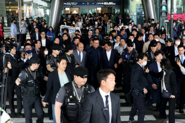 ▲‘2021년 전당대회 돈 봉투 의혹’ 핵심 당사자인 송영길 전 더불어민주당 대표가 24일 인천 중구 인천국제공항을 통해 귀국하고 있다. 신태현 기자 holjjak@