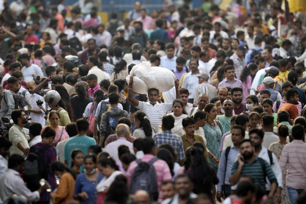▲24일 인도 뭄바이의 한 시장이 사람들로 붐비고 있다. 뭄바이(인도)/AP뉴시스
