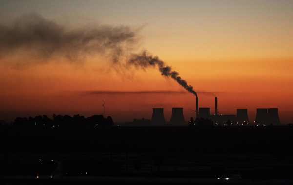 ▲남아프리카공화국 에말라흘레니의 석탄 화력발전소에서 연기가 내뿜어지고 있다. 에말라흘레니(남아공)/AP연합뉴스
