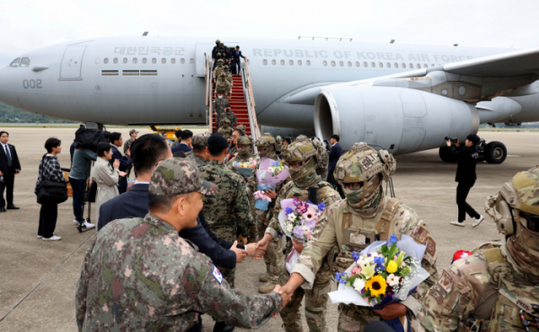 ▲25일 경기 성남시 서울공항에서 ‘프라미스(Promise·약속)’ 작전에 참가한 군 관계자들이 입국하고 있다. 