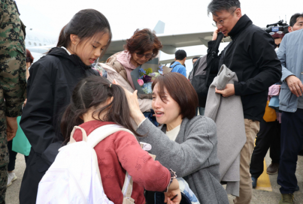 ▲군벌 간 무력 충돌로 고립됐다가 우리 정부의 ‘프라미스(Promise·약속)’ 작전을 통해 철수한 수단 교민 어린이가 25일 경기 성남시 서울공항으로 입국해 가족을 만나고 있다. 