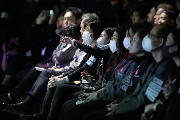 ▲26일 아이스페이스 관계자들이 도쿄 일본과학미래관에서 화면으로 하쿠토-R 민간 달 탐사 프로그램의 생중계를 시청하고 있다. 도쿄/AP뉴시스
