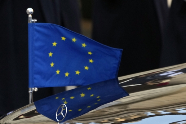 ▲샤를 미셸 유럽연합(EU) 이사회 상임의장 차량에 EU 깃발이 보인다. 파리/AP뉴시스
