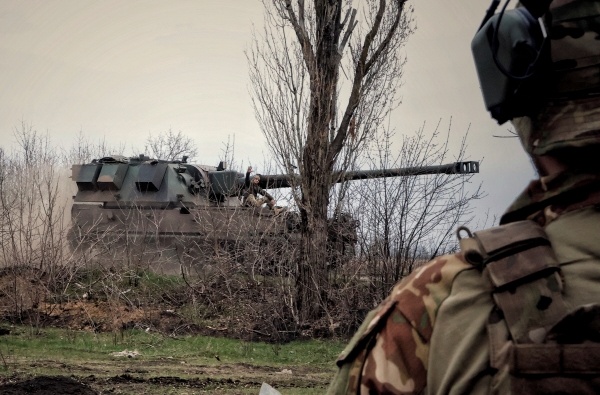 ▲우크라이나 돈바스 지역에서 8일 우크라이나군이 자주포를 운행하고 있다. 돈바스(우크라이나)/로이터연합뉴스
