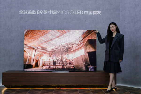 ▲삼성전자 모델이 상하이 신국제박람센터에서 열리는 중국 최대 가전전시회 AWE에서 89형 마이크로 LED를 선보이고 있다.  (사진제공=삼성전자)