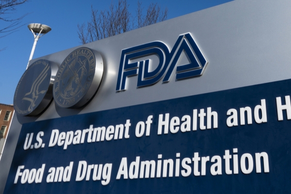 ▲메릴랜드주에 있는 미국 식품의약국(FDA) 사무실 밖에 FDA 로고가 걸려 있다. 실버스프링(미국)AP뉴시스
