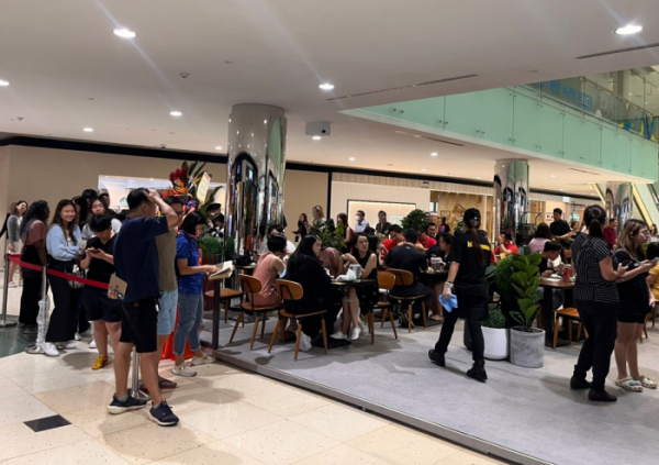 ▲마리나 스퀘어에 입점한 bhc치킨 싱가포르 1호점 찾은 고객들 (사진제공=bhc)