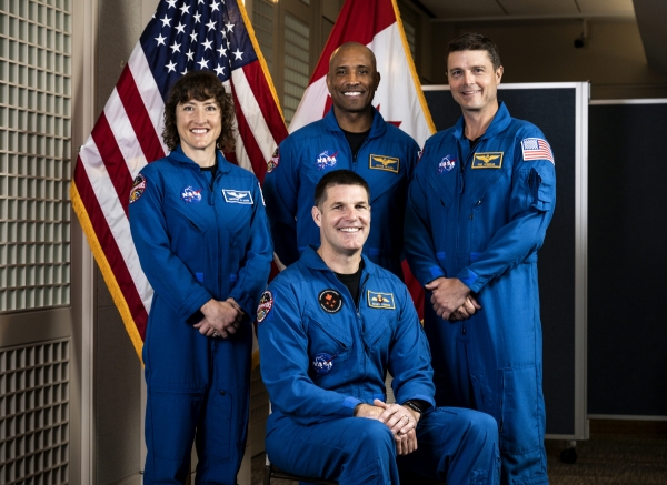 ▲미국 아르테미스2 우주비행사들이 25일(현지시간) 주캐나다 미국 대사관에서 기념 사진을 찍고 있다. 오타와/AP뉴시스
