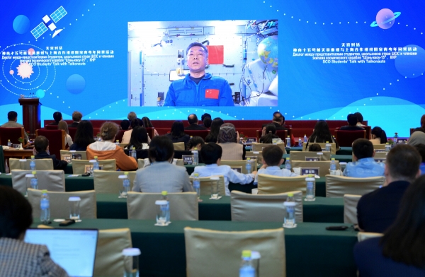 ▲중국 베이징에서 21일 톈궁 우주정거장 소속 우주비행사가 화상 기자회견을 열고 있다. 베이징/신화뉴시스
