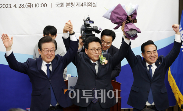 ▲왼쪽부터 이재명 대표, 박광온 당선인, 박홍근 원내대표 (고이란 기자 photoeran@)