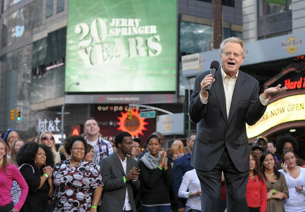 ▲제리 스프링거가 2010년 10월 11일 미국 뉴욕 타임스퀘어에서 ‘제리 스프링거쇼’ 20주년 기념 녹화를 축하하고 있다. 뉴욕(미국)/AFP연합뉴스
