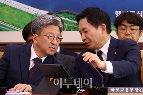 ▲대화하는 원희룡(오른쪽) 국토교통부 장관과 이원재 제1차관. (고이란 기자 photoeran@)