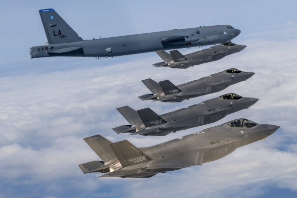 ▲한미 공군이 4월 14일 한반도 상공에서 한국의 F-35A 전투기와 미국의 B-52H 전략폭격기, F-16 전투기를 동원해 연합공중훈련을 실시하고 있다. (연합뉴스)