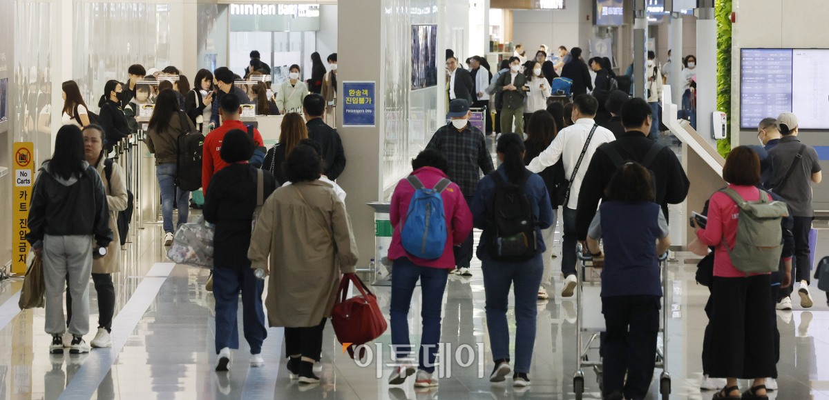 ▲노동절과 어린이날을 포함한 황금연휴가 시작된 가운데 1일 오전 인천국제공항 제1여객터미널 출국장이 여행객들로 붐비고 있다. 조현호 기자 hyunho@