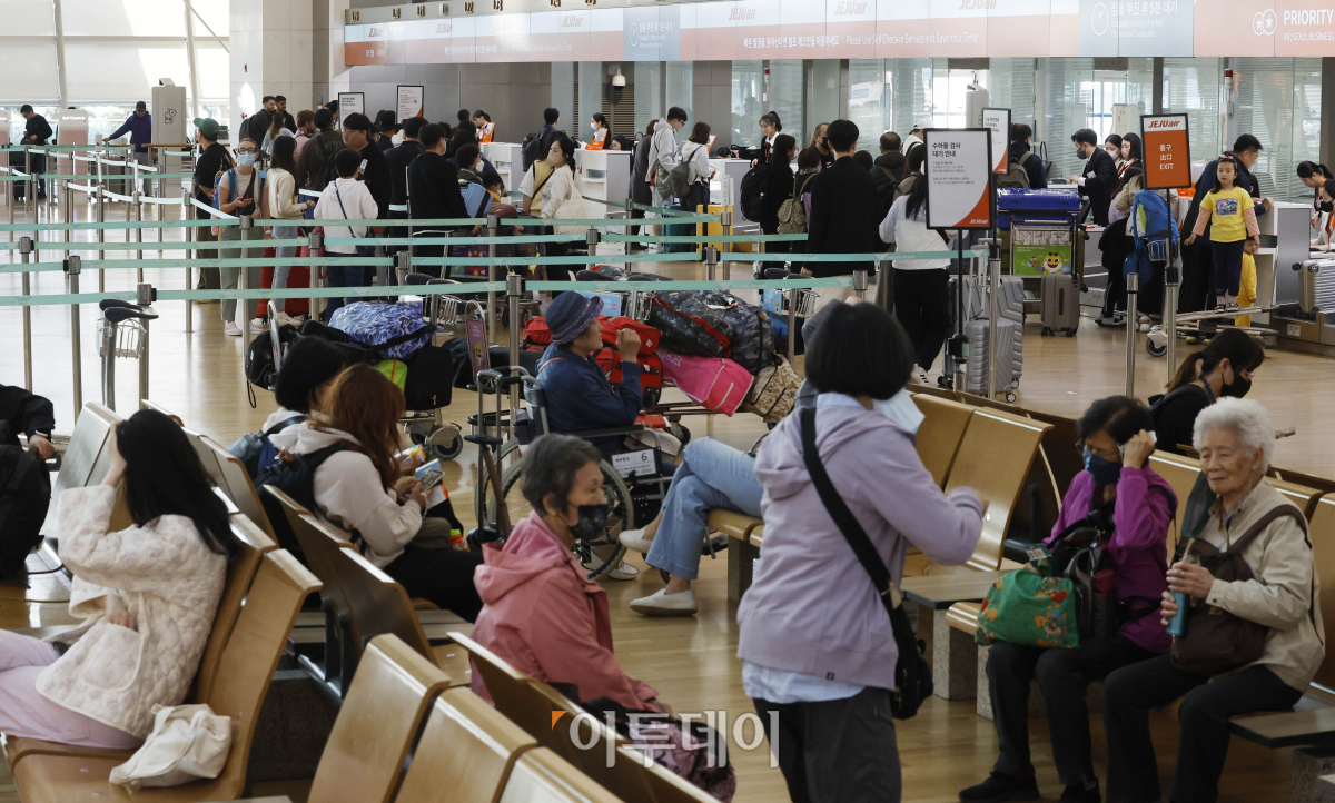 ▲노동절과 어린이날을 포함한 황금연휴가 시작된 가운데 1일 오전 인천국제공항 제1여객터미널 출국장이 여행객들로 붐비고 있다. 조현호 기자 hyunho@