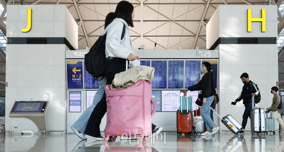 ▲노동절과 어린이날을 포함한 황금연휴가 시작된 가운데 1일 오전 인천국제공항 제1여객터미널 출국장에서 여행객들이 발걸음을 옮기고 있다. 조현호 기자 hyunho@