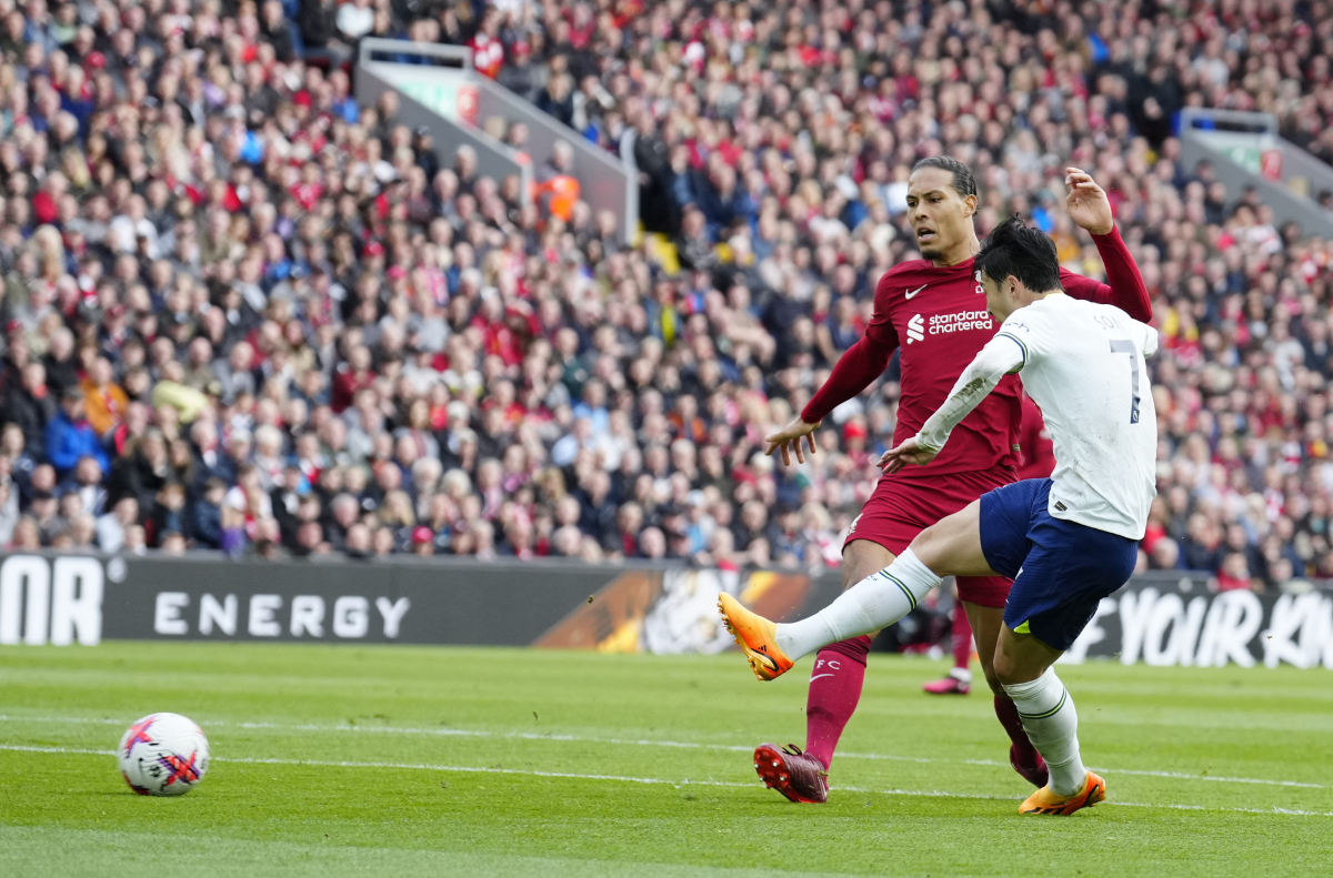 ▲손흥민이 리버풀을 상대로 리그 10호골을 터트리고 있는 모습. AP연합뉴스