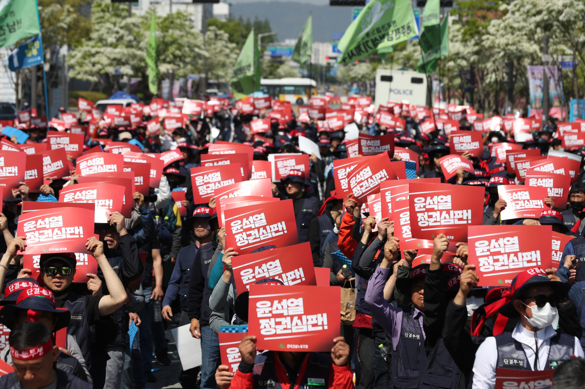 ▲세계노동절을 맞은 1일 광주시청 앞에서 건설노조 조합원들이 노동절 결의대회를 열고 구호를 외치고 있다. 연합뉴스