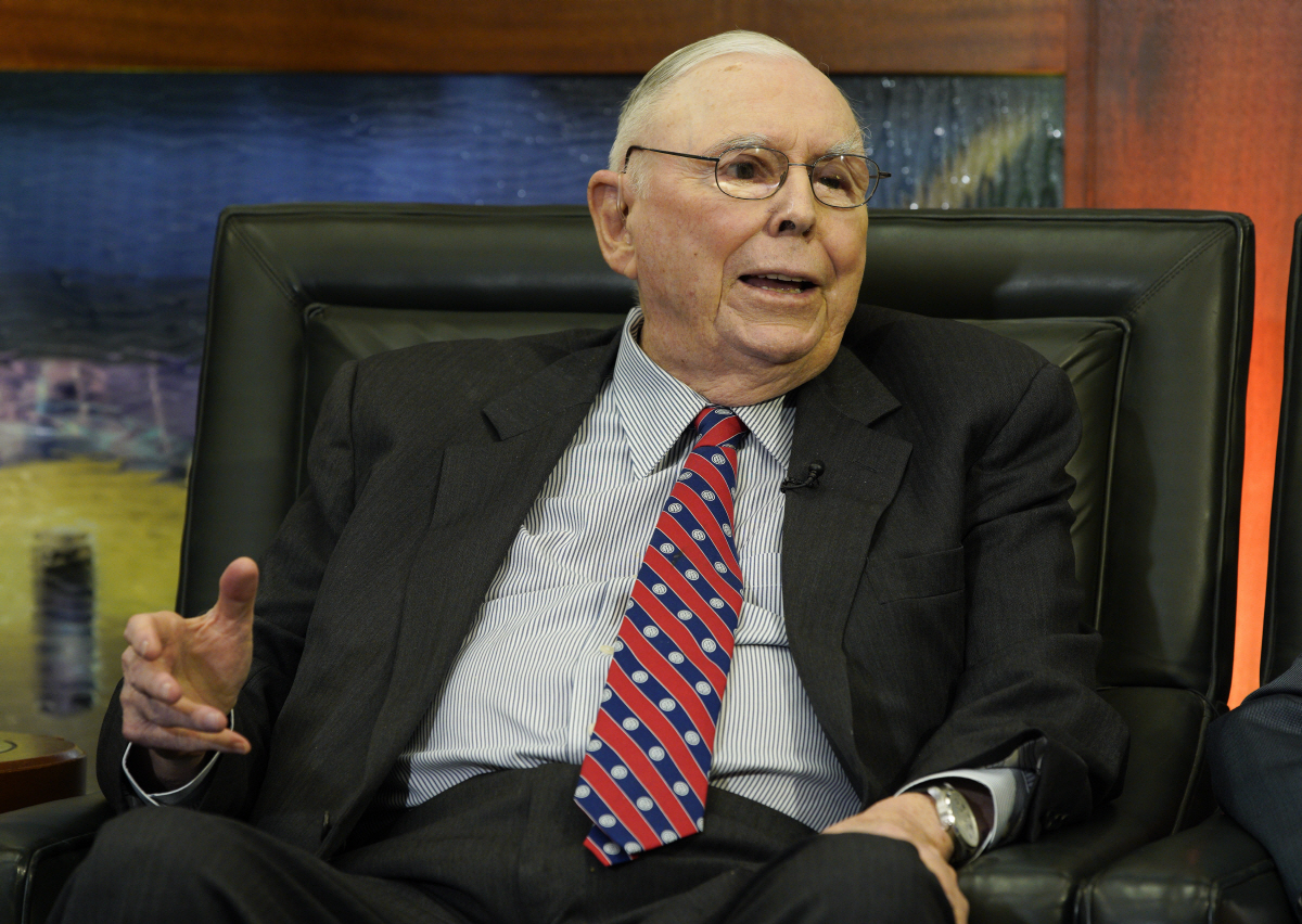 ▲찰리 멍거 버크셔해서웨이 부회장이 2018년 5월 네바다주 오마하에서 인터뷰를 하고 있다. 오마하(미국)/AP뉴시스
