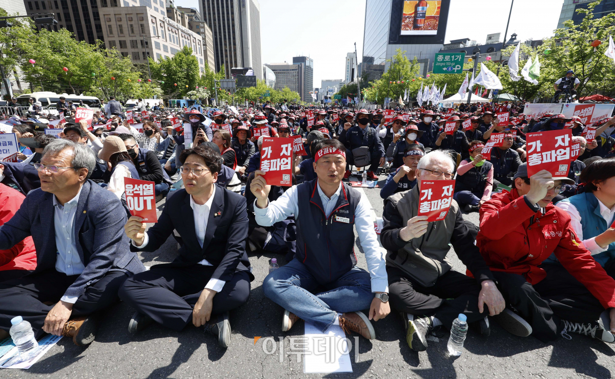 ▲전국민주노동조합총연맹 조합원들이 1일 서울 종로구 동화면세점 앞에서 열린 '노동개악 저지 5.1 총궐기 2023 세계노동절대회'에서 손팻말을 들고 구호를 외치고 있다. 조현호 기자 hyunho@