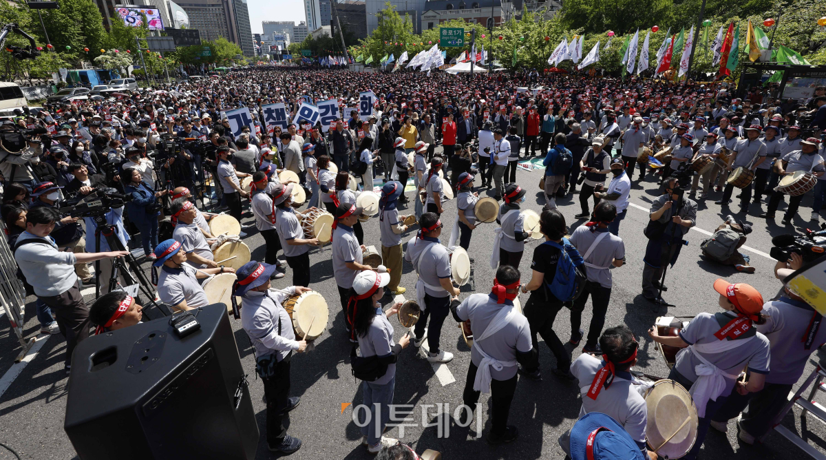 ▲전국민주노동조합총연맹 조합원들이 1일 서울 종로구 동화면세점 앞에서 열린 '노동개악 저지 5.1 총궐기 2023 세계노동절대회'를 하고 있다. 조현호 기자 hyunho@