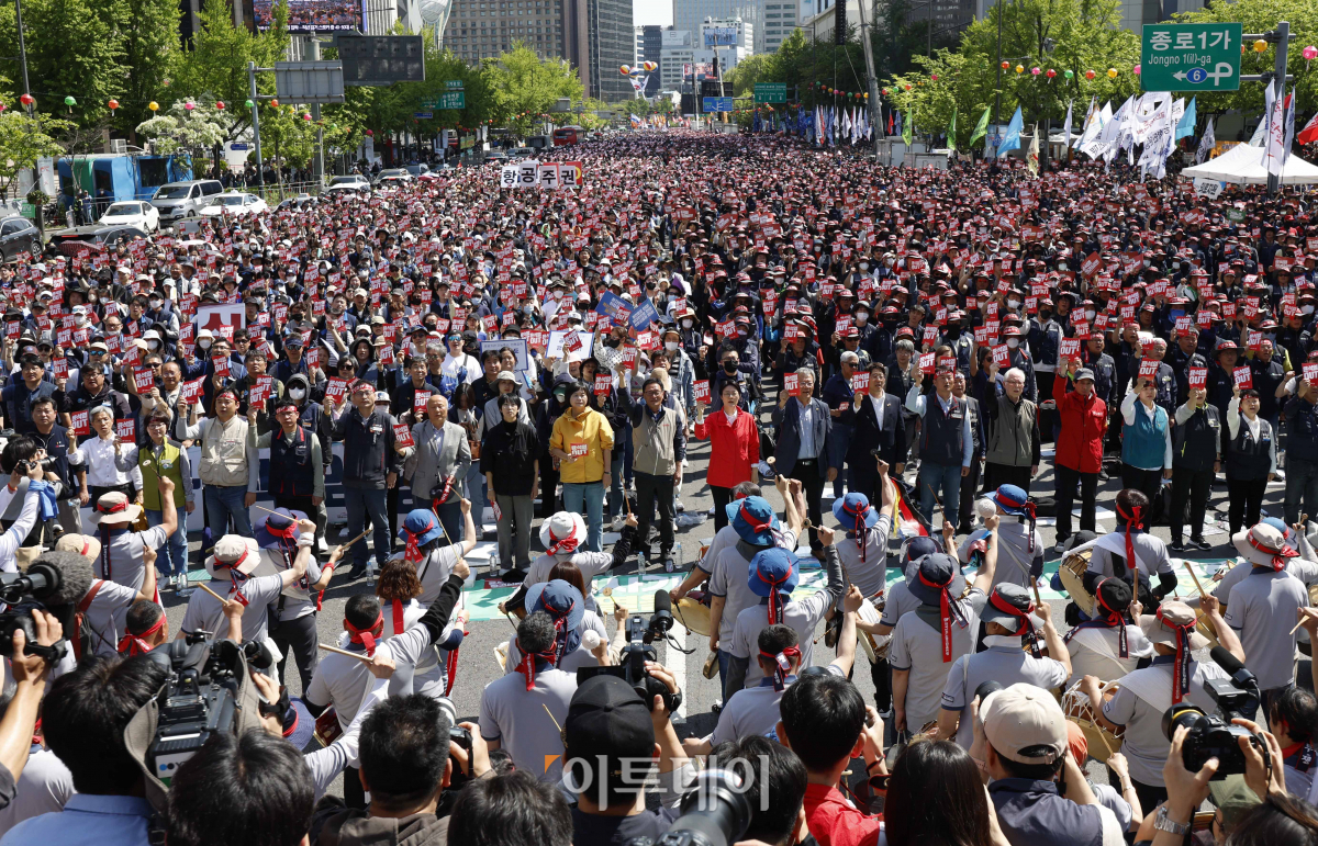 ▲전국민주노동조합총연맹 조합원들이 1일 서울 종로구 동화면세점 앞에서 열린 '노동개악 저지 5.1 총궐기 2023 세계노동절대회'에서 손팻말을 들고 구호를 외치고 있다. 조현호 기자 hyunho@