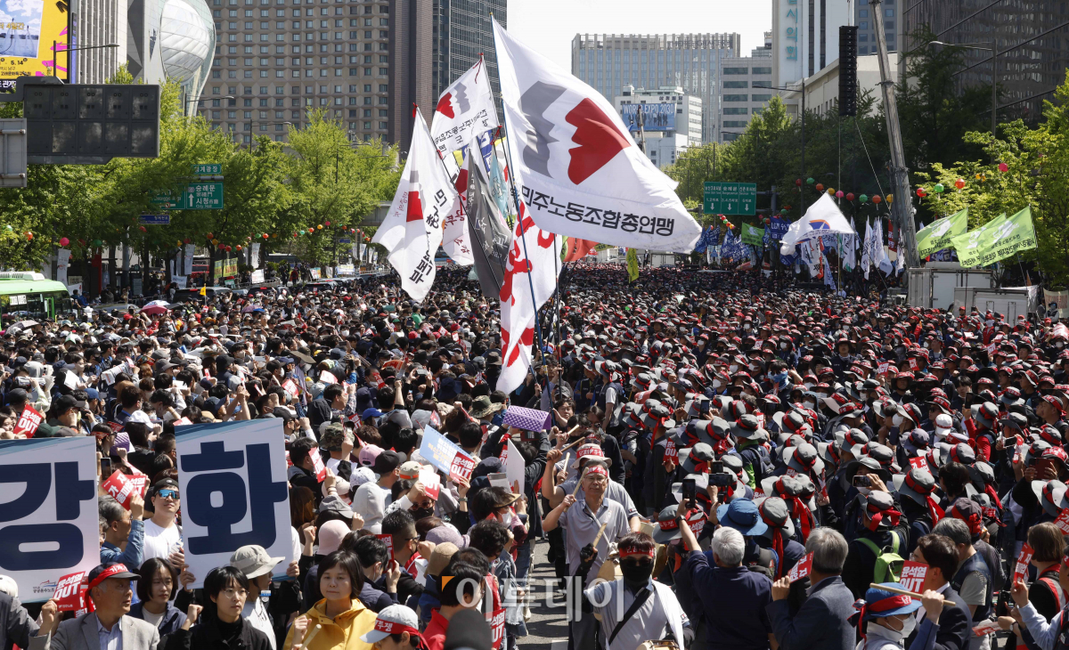 ▲1일 서울 종로구 동화면세점 앞에서 열린 '노동개악 저지 5.1 총궐기 2023 세계노동절대회'에서 깃발이 입장하고 있다. 조현호 기자 hyunho@