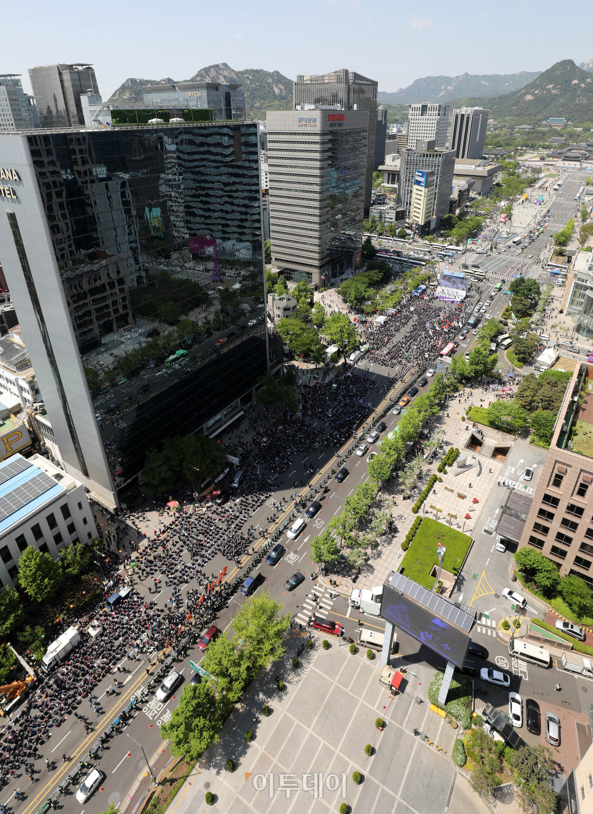 ▲전국민주노동조합총연맹 조합원들이 1일 서울 종로구 동화면세점 앞에서 열린 '노동개악 저지 5.1 총궐기 2023 세계노동절대회'를 하고 있다. 조현호 기자 hyunho@