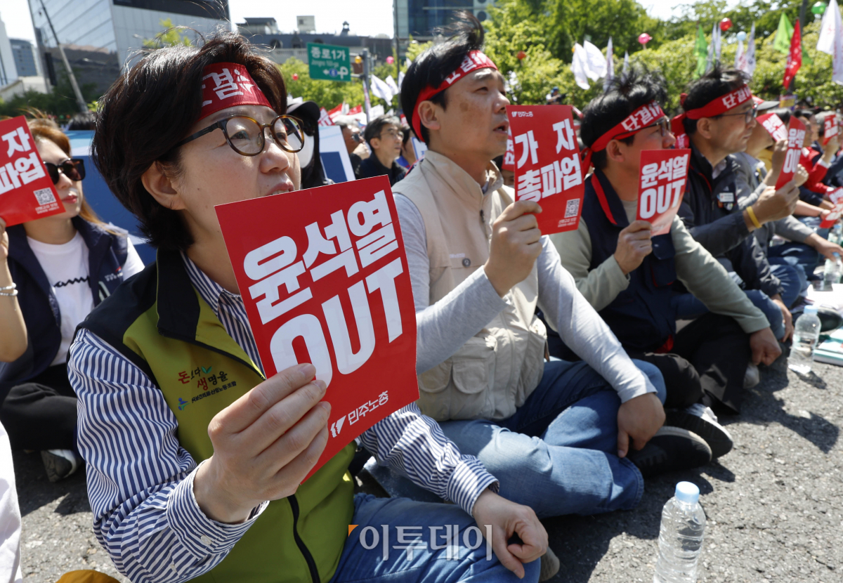 ▲전국민주노동조합총연맹 조합원들이 1일 서울 종로구 동화면세점 앞에서 열린 '노동개악 저지 5.1 총궐기 2023 세계노동절대회'에서 손팻말을 들고 구호를 외치고 있다. 조현호 기자 hyunho@