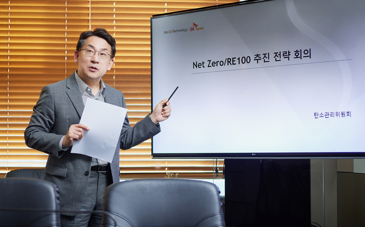 ▲SK하이닉스 탄소관리위원회 김영식 위원장이 탄소관리위원회의 설립 배경과 역할에 대해 설명하고 있다. (사진제공=SK하이닉스)