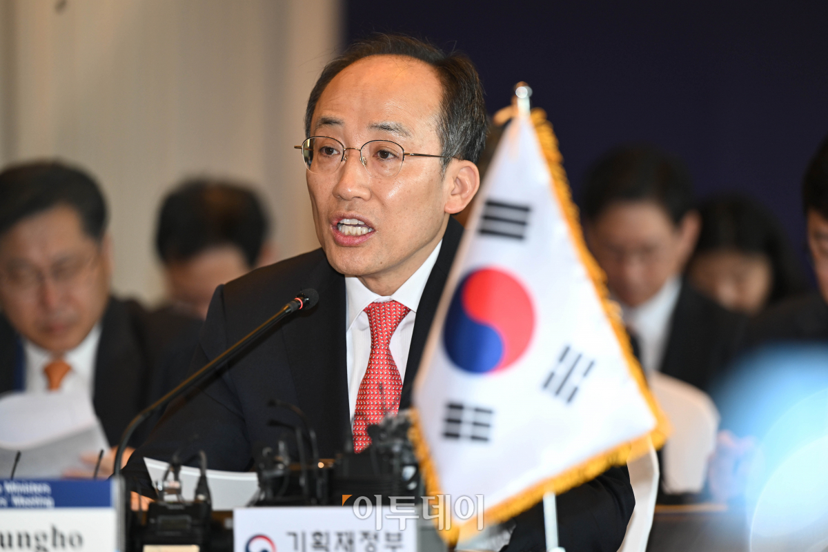 ▲추경호 경제부총리 겸 기획재정부 장관이 2일 오전 인천 연수구 오크우드 프리미어 호텔에서 열린 '한·중·일 재무장관 및 중앙은행 총재 회의'에서 개회사를 하고 있다. 조현호 기자 hyunho@
