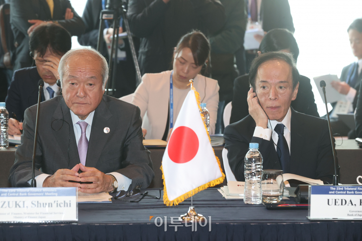 ▲스즈키 슌이치 일본 재무대신과 우에다 가즈오 일본은행 총재가 2일 오전 인천 연수구 오크우드 프리미어 호텔에서 열린 '한·중·일 재무장관 및 중앙은행 총재 회의'에서 추경호 경제부총리 겸 기획재정부 장관의 개회사를 듣고 있다. 조현호 기자 hyunho@