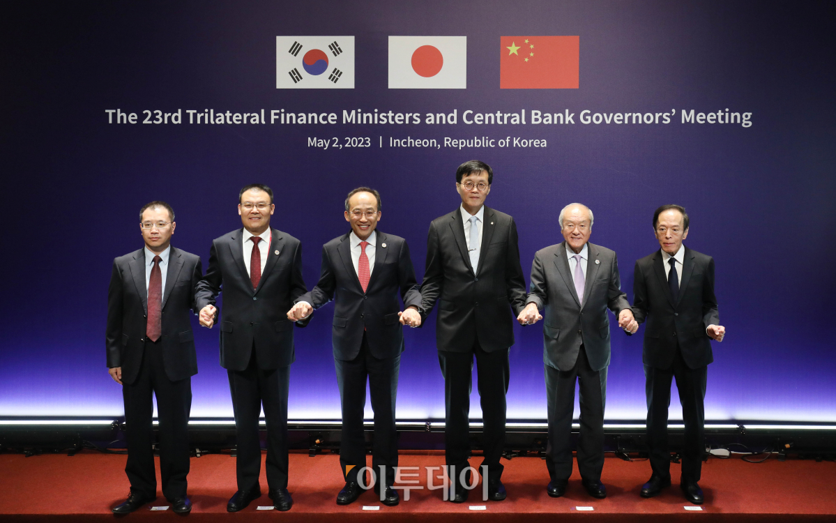 ▲추경호 경제부총리 겸 기획재정부 장관이 2일 오전 인천 연수구 오크우드 프리미어 호텔에서 열린 '한·중·일 재무장관 및 중앙은행 총재 회의'에서 참석자들과 기념촬영을 하고 있다. 왼쪽부터 천 징 중국인민은행 국제심의관, 왕 동웨이 중국재정부부장, 추경호 경제부총리 겸 기획재정부 장관, 이창용 한국은행 총재, 스즈키 슌이치 일본 재무대신, 우에다 가즈오 일본은행 총재. 조현호 기자 hyunho@