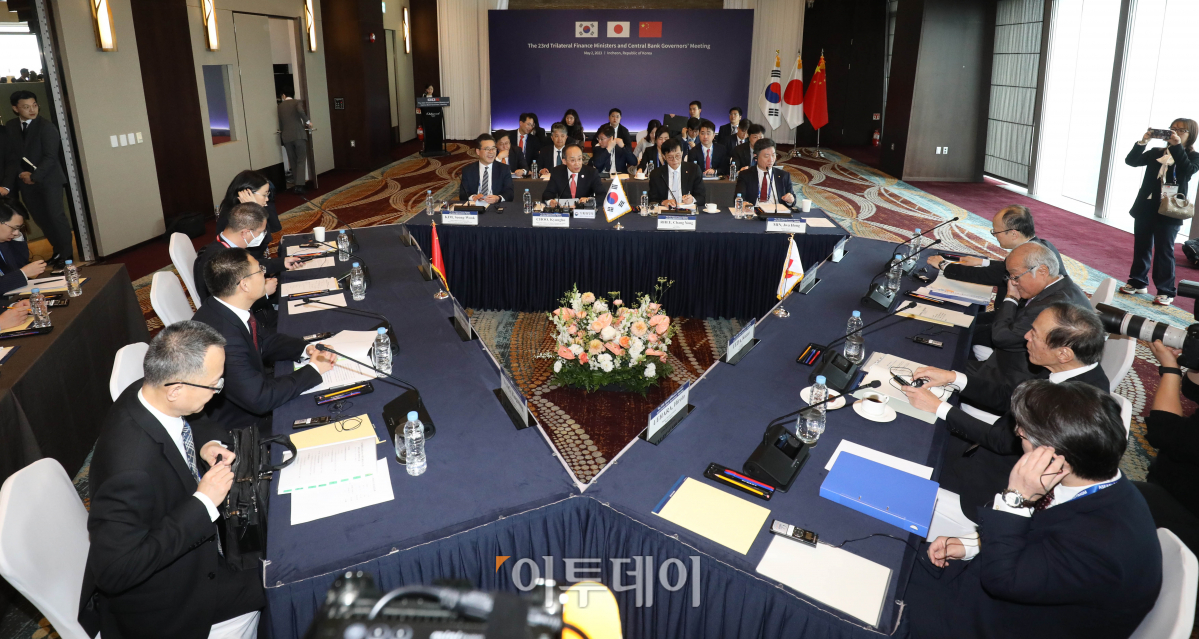 ▲추경호 경제부총리 겸 기획재정부 장관이 2일 오전 인천 연수구 오크우드 프리미어 호텔에서 열린 '한·중·일 재무장관 및 중앙은행 총재 회의'에서 개회사를 하고 있다. 조현호 기자 hyunho@