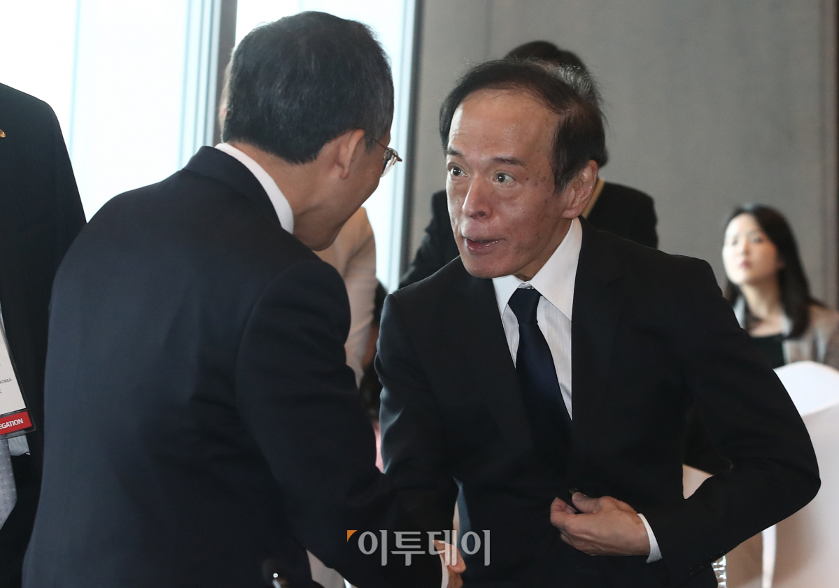 ▲추경호 경제부총리 겸 기획재정부 장관이 2일 오전 인천 연수구 오크우드 프리미어 호텔에서 열린 '한·중·일 재무장관 및 중앙은행 총재 회의'에서 우에다 가즈오 일본은행 총재와 대화를 하고 있다. 조현호 기자 hyunho@