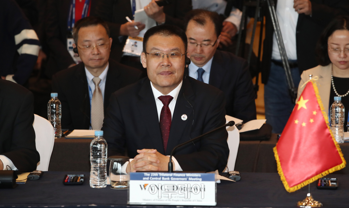 ▲왕 동웨이 중국재정부부장이 2일 오전 인천 연수구 오크우드 프리미어 호텔에서 열린 '한·중·일 재무장관 및 중앙은행 총재 회의'에서 추경호 경제부총리 겸 기획재정부 장관의 개회사를 듣고 있다. 조현호 기자 hyunho@