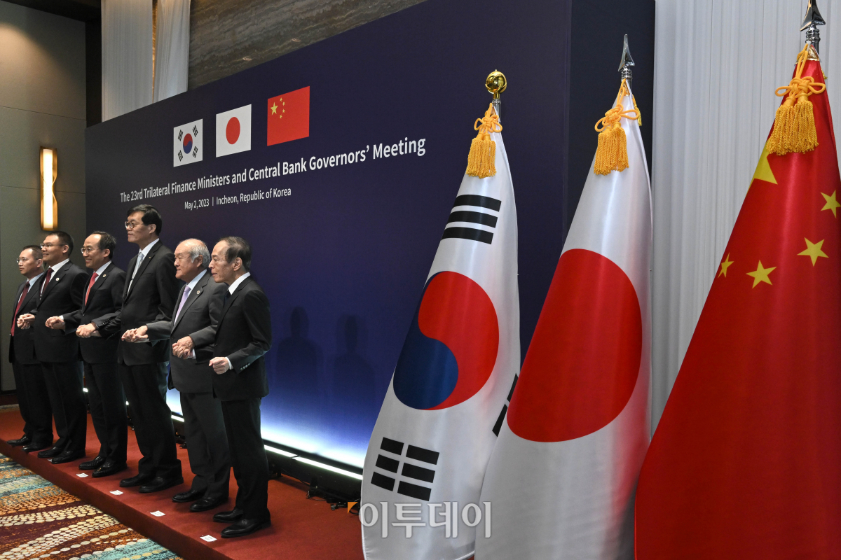 ▲추경호 경제부총리 겸 기획재정부 장관이 2일 오전 인천 연수구 오크우드 프리미어 호탤에서 열린 '한·중·일 재무장관 및 중앙은행 총재 회의'에서 참석자들과 기념촬영을 하고 있다. 왼쪽부터 천 징 중국인민은행 국제심의관, 왕 동웨이 중국재정부부장, 추 부총리, 이창용 한국은행 총재, 스즈키 슌이치 일본 재무대신, 우에다 가즈오 일본은행 총재. 조현호 기자 hyunho@