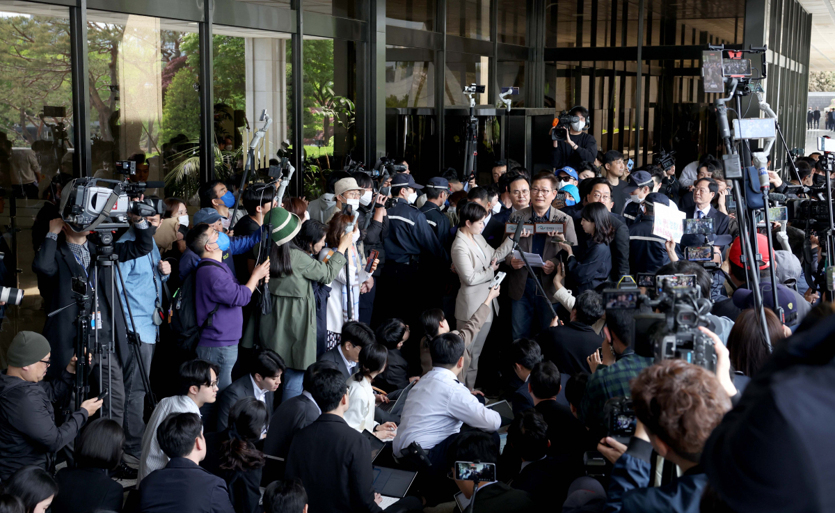 ▲‘2021년 전당대회 돈 봉투 의혹’ 핵심 당사자인 송영길 전 더불어민주당 대표가 2일 서울 서초구 서울중앙지방검찰청에 자진출석했으나 검찰의 조사거부로 돌아나온 뒤 입장을 밝히고 있다. 신태현 기자 holjjak@